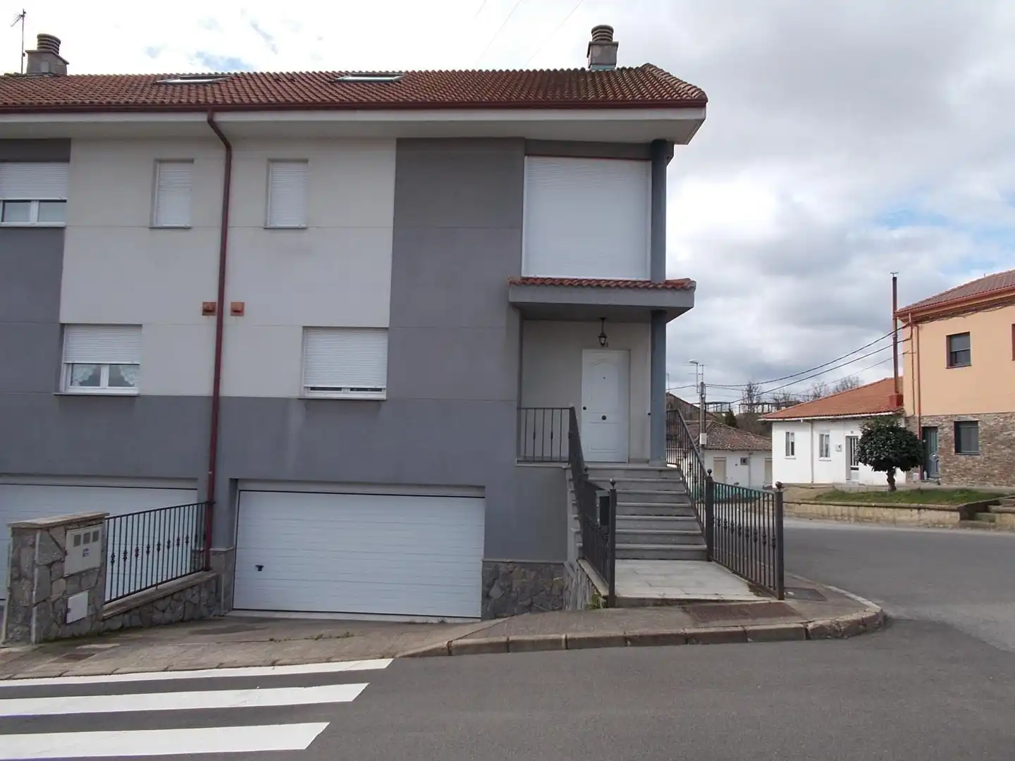 Vista exterior de Casa adosada en venta en Sariegos con Calefacción, Jardín privado y Terraza