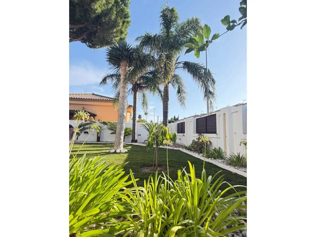 Vista exterior de Casa o xalet en venda en Chiclana de la Frontera amb Aire condicionat, Jardí privat i Terrassa