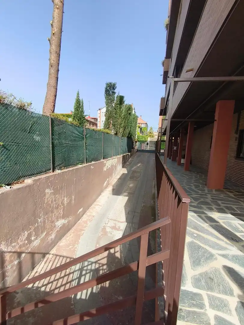 Vista exterior de Estudi en venda en Madrid amb Calefacció, Jardí privat i Parquet