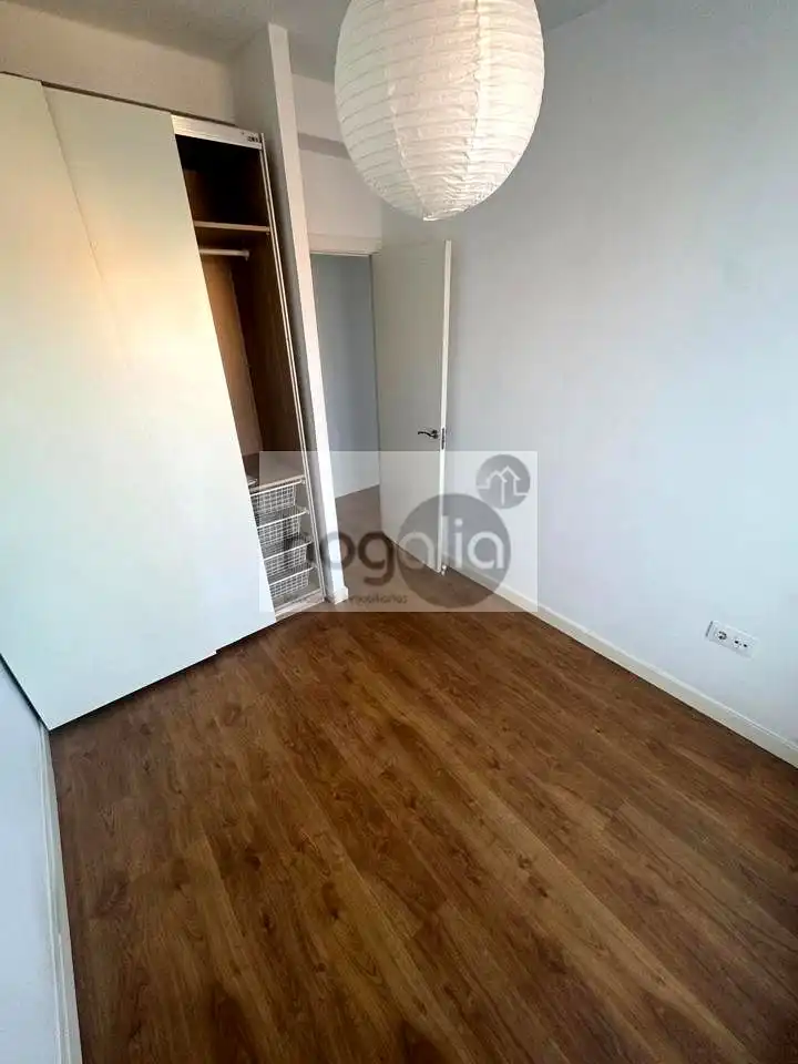Schlafzimmer von Dachboden zur Miete in Sevilla mit Klimaanlage und Terrasse