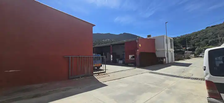 Außenansicht von Fabrikhallen zum Verkauf in Cadaqués