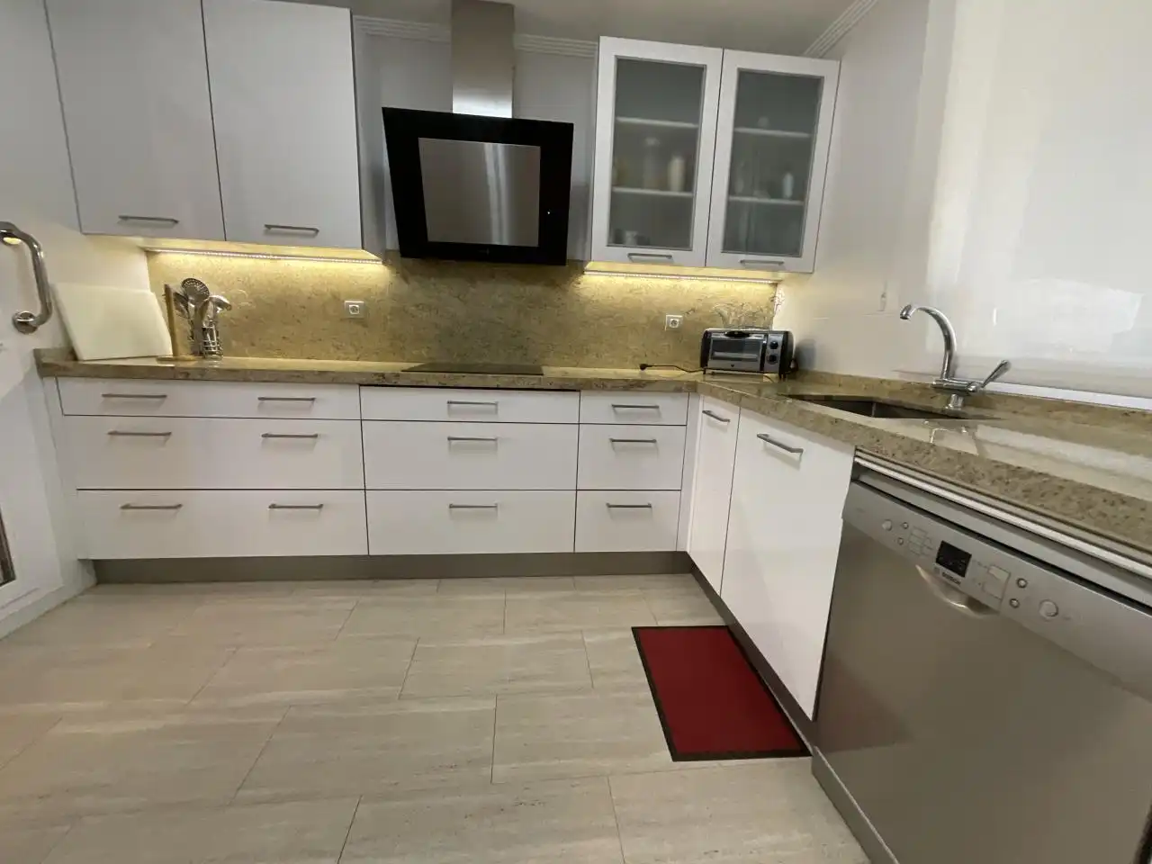 Cuina de Casa adosada en venda en Cirueña amb Calefacció, Jardí privat i Parquet