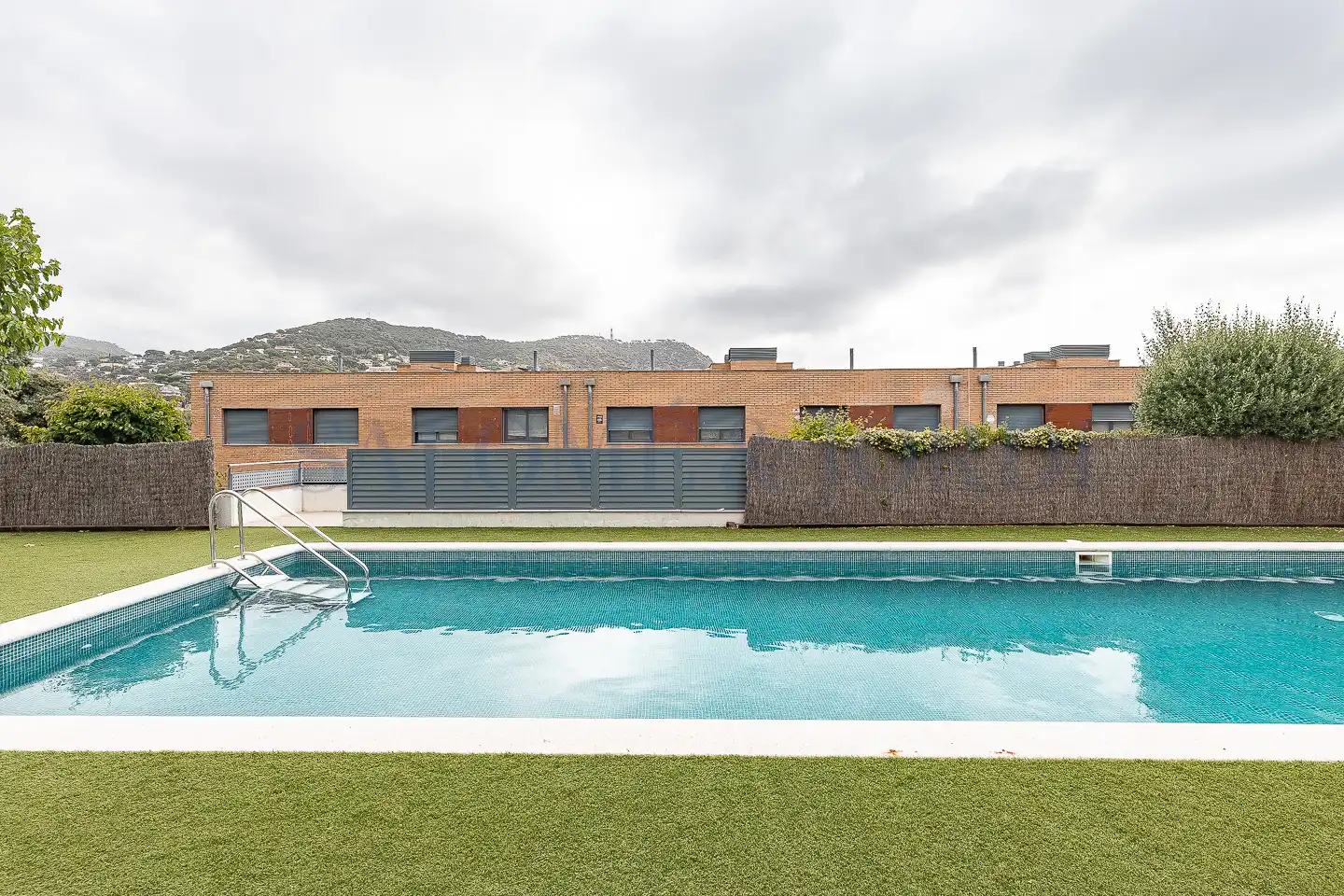 Piscina de Casa adosada en venda en Cabrils amb Aire condicionat, Calefacció i Jardí privat