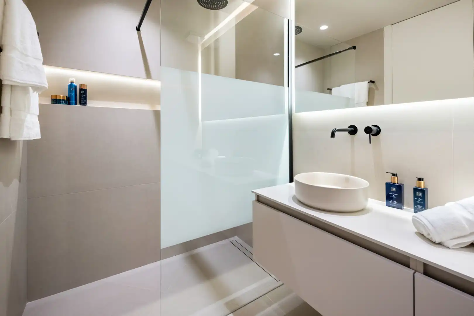 Bathroom of Apartments for sale in Benahavís  with Air Conditioner, Terrace and Swimming Pool
