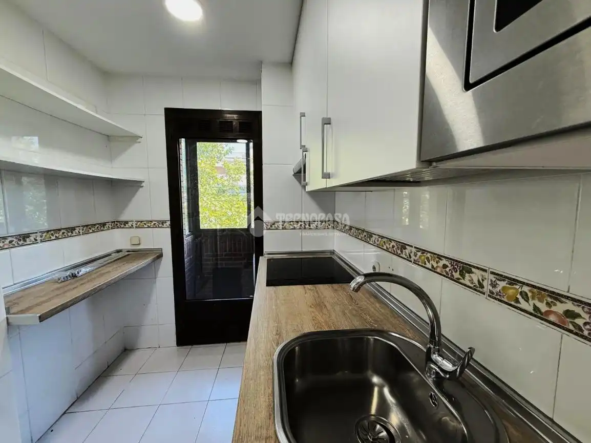 Kitchen of Flat for rent in Madrid  with Parquet flooring, Storage room and Balcony