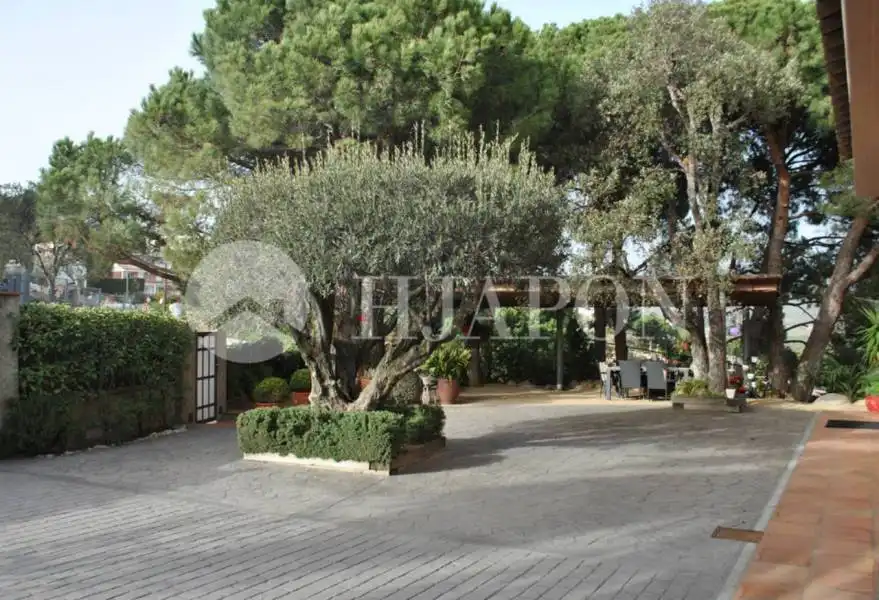 Jardí de Casa o xalet en venda en Alella amb Aire condicionat, Calefacció i Jardí privat