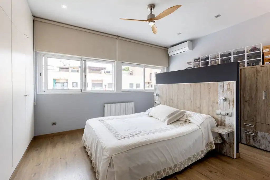 Schlafzimmer von Haus oder Chalet zum Verkauf in Badalona mit Klimaanlage, Heizung und Parkett
