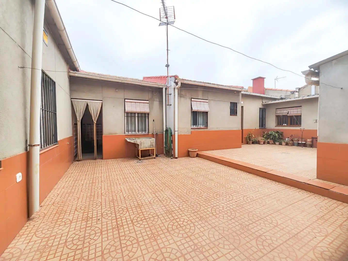 Vista exterior de Casa o xalet en venda en Puertollano amb Calefacció, Traster i Moblat