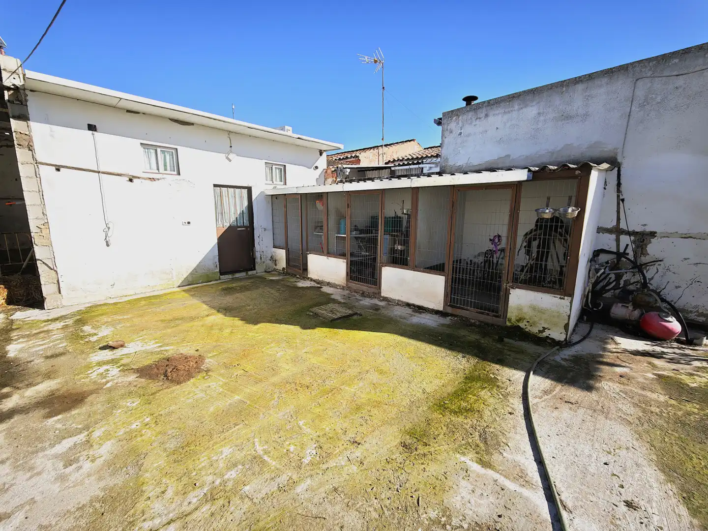 Vista exterior de Casa o xalet en venda en Utrera amb Aire condicionat, Jardí privat i Terrassa