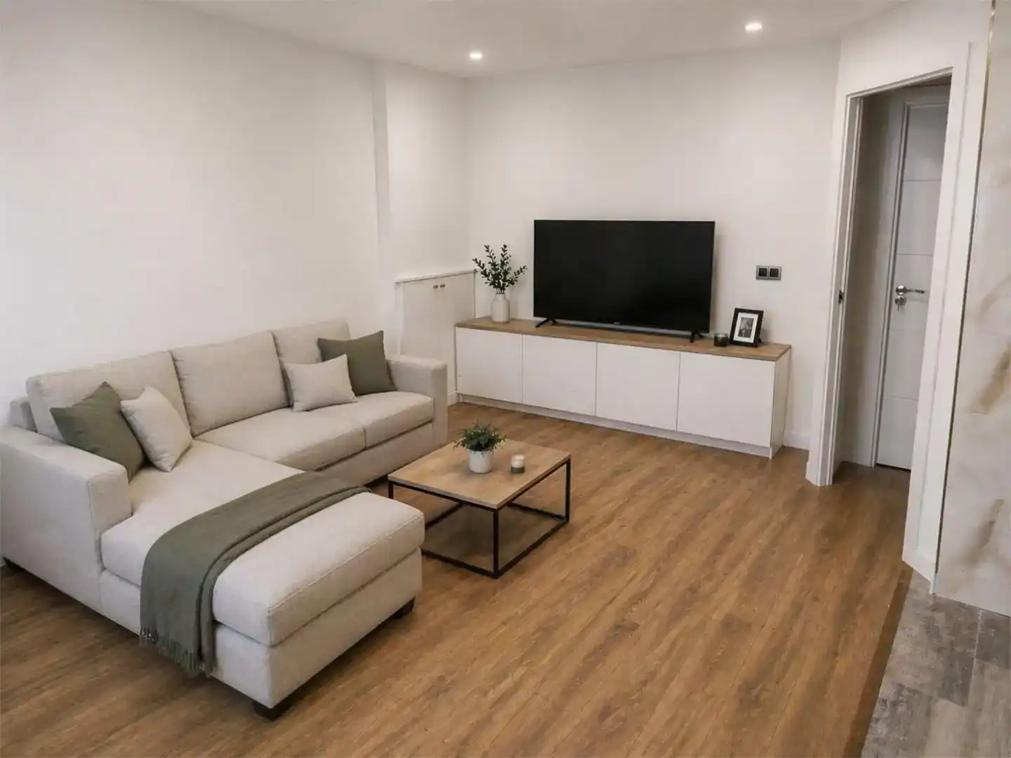 Sala d'estar de Apartament per a compartir en León Capital  amb Jardí privat, Parquet i Traster