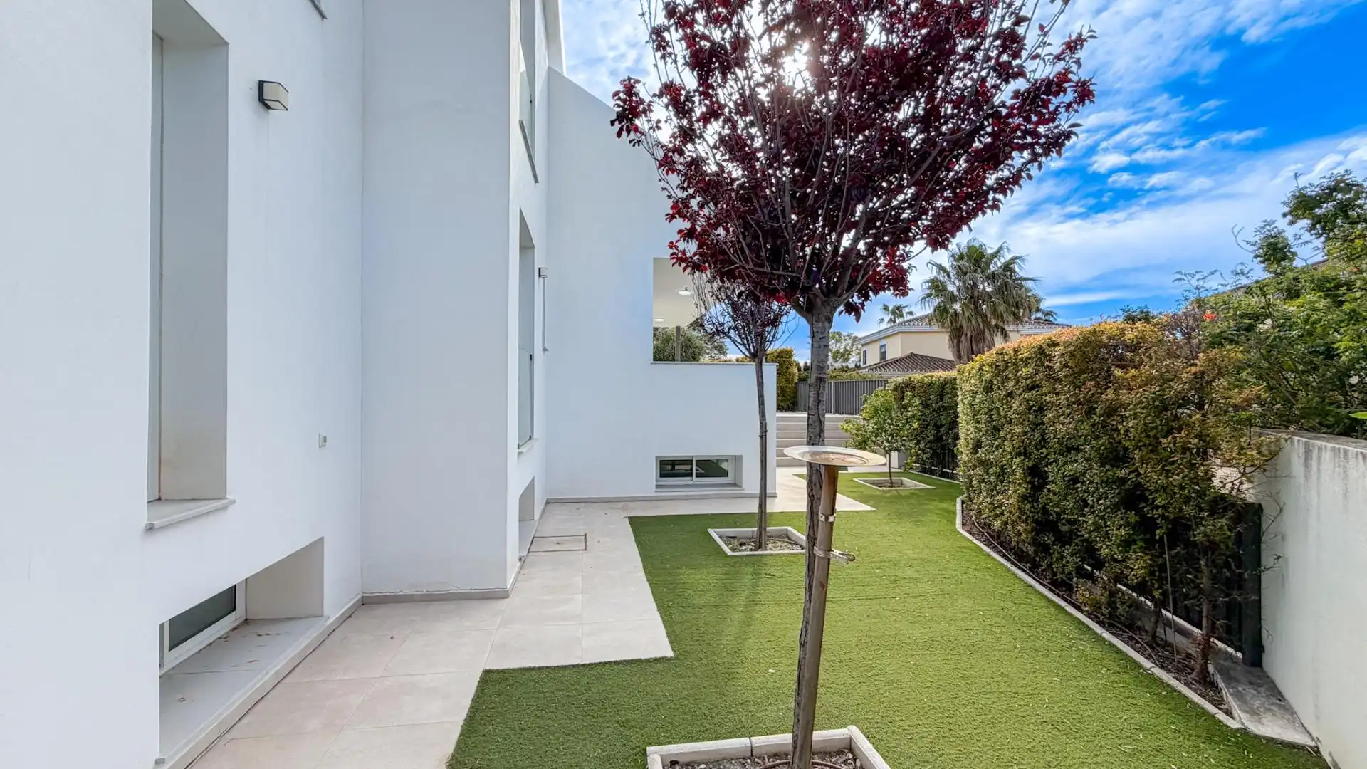 Vista exterior de Casa o xalet en venda en Benalmádena amb Aire condicionat, Jardí privat i Terrassa