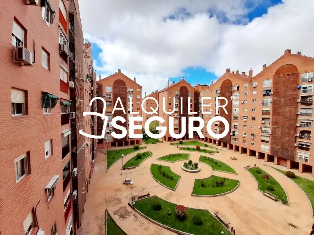 Vista exterior de Piso de alquiler en Madrid con Calefacción