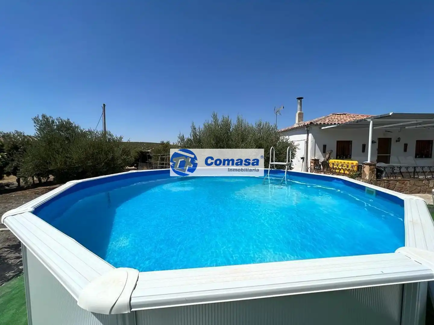 House with pool for sale in Martos