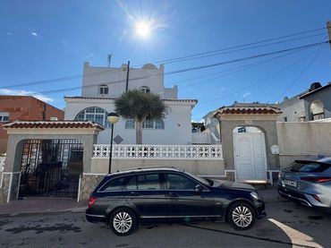 House with pool for sale in Calle El Grove