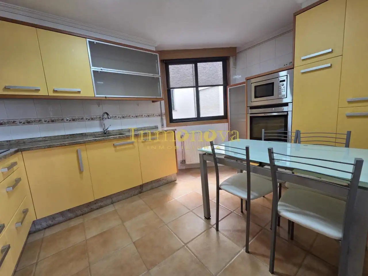 Küche von Dachboden zur Miete in Salvaterra de Miño mit Heizung, Terrasse und Abstellraum