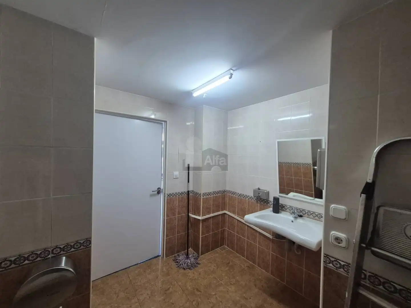 Badezimmer von Büro zur Miete in Patraix