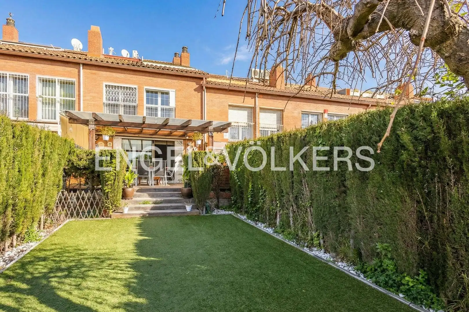 Vista exterior de Casa o xalet en venda en Esplugues de Llobregat amb Aire condicionat, Calefacció i Jardí privat