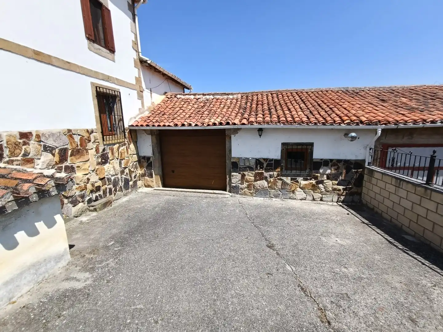 Vista exterior de Casa o xalet en venda en Las Rozas de Valdearroyo  amb Calefacció i Jardí privat