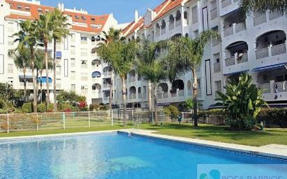 Vista exterior de Àtic en venda en Marbella amb Terrassa i Piscina comunitària