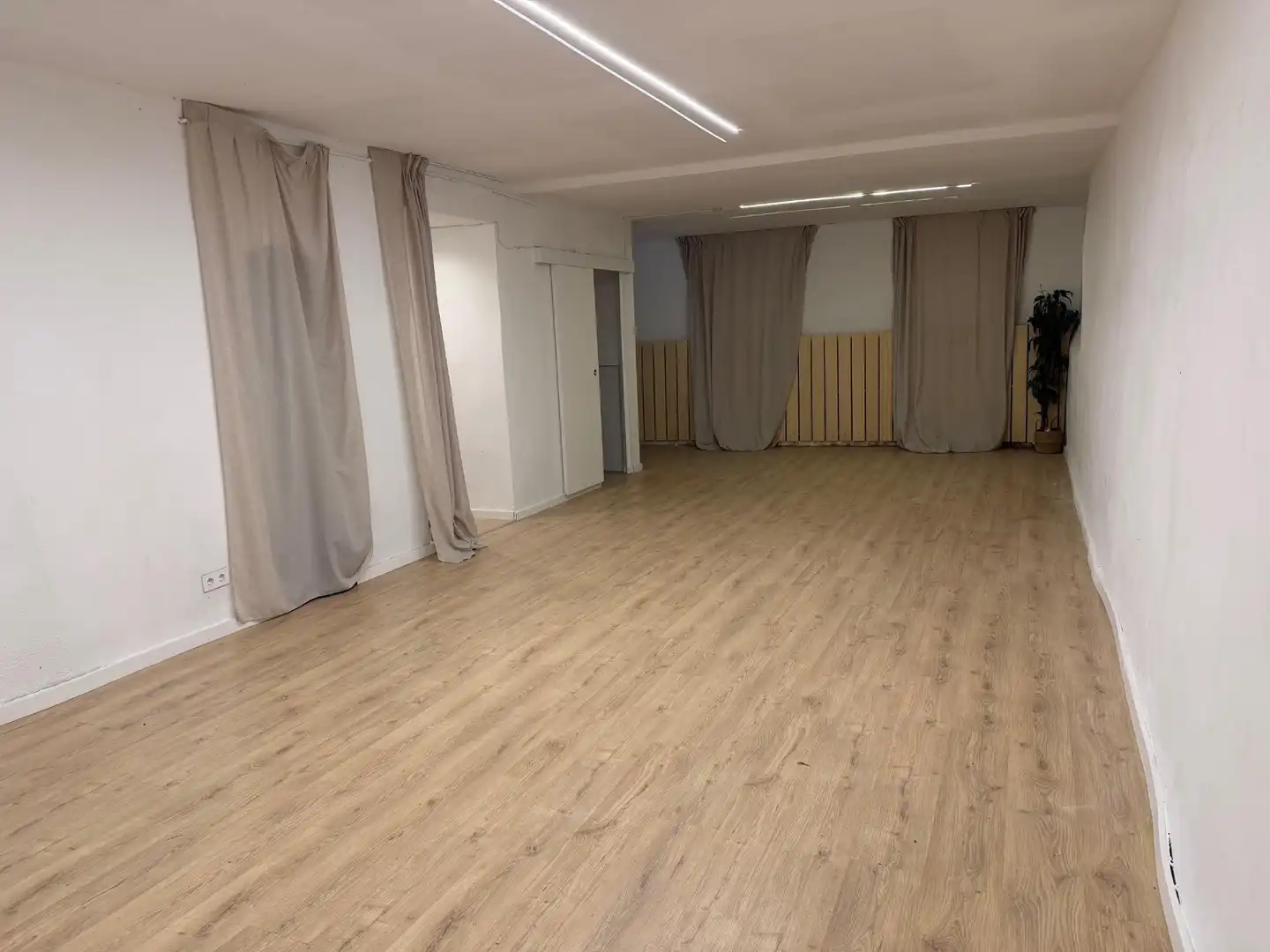 Commercial properties for sale in  Barcelona Capital  with Parquet flooring