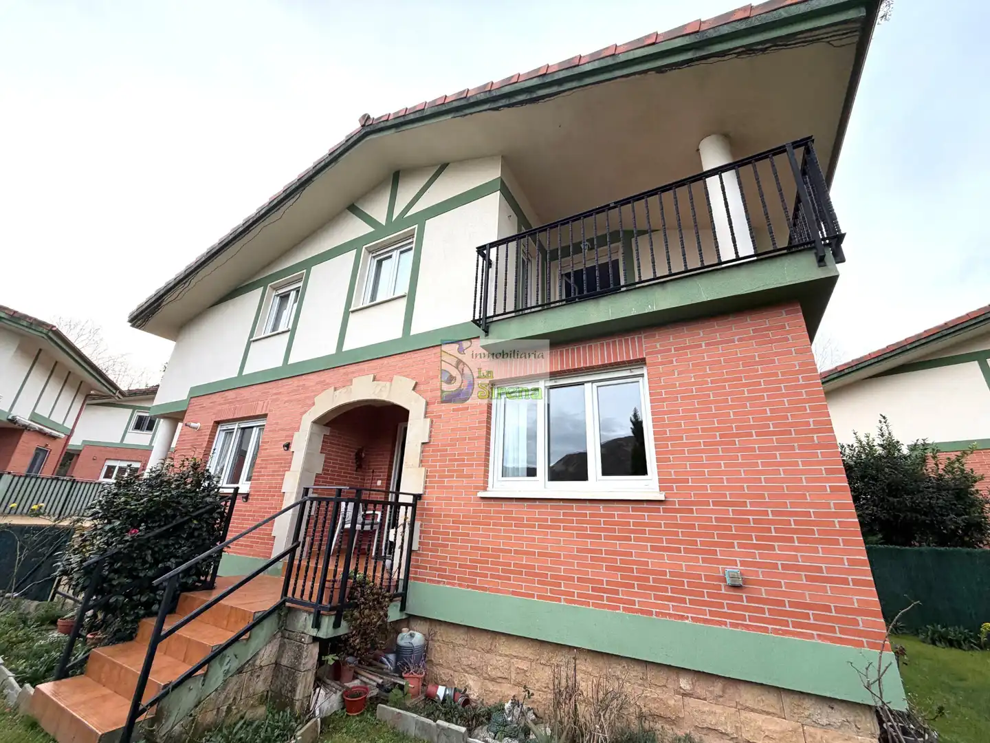 Vista exterior de Casa o xalet en venda en Castro-Urdiales amb Calefacció, Jardí privat i Terrassa
