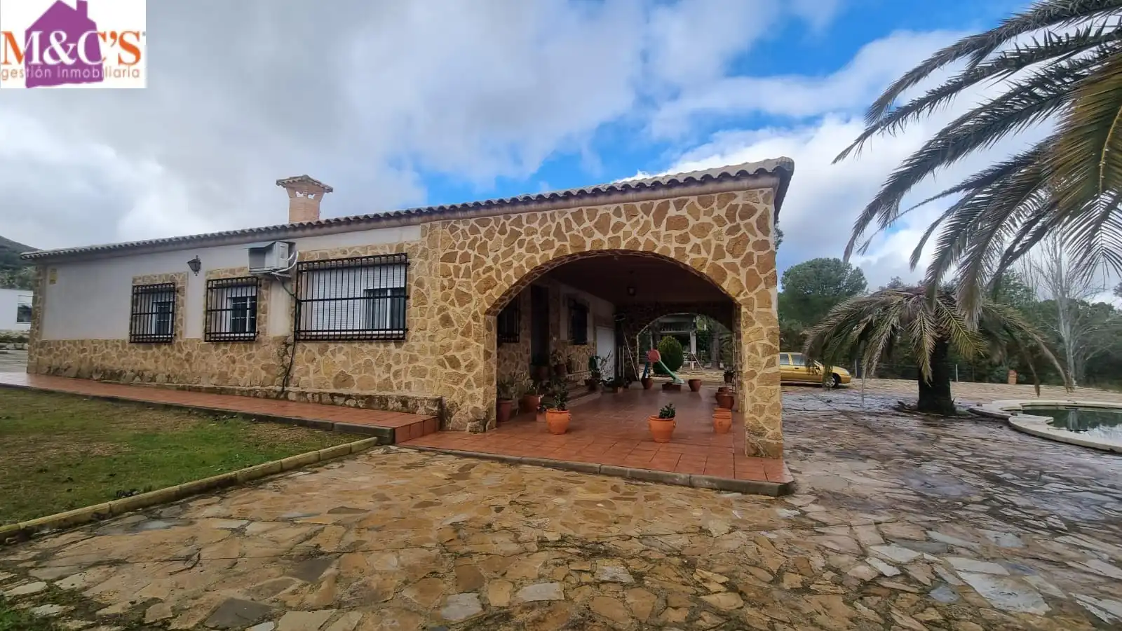 Vista exterior de Casa o xalet en venda en Cabezarrubias del Puerto amb Aire condicionat, Calefacció i Jardí privat