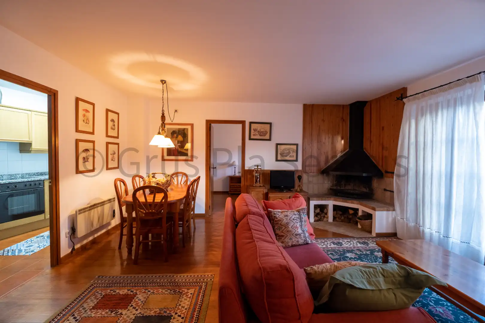 Sala de estar de Casa adosada en venta en Urús con Calefacción, Parquet y Amueblado
