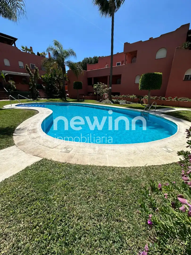 Schwimmbecken von Wohnung zum Verkauf in Marbella mit Klimaanlage, Heizung und Privatgarten