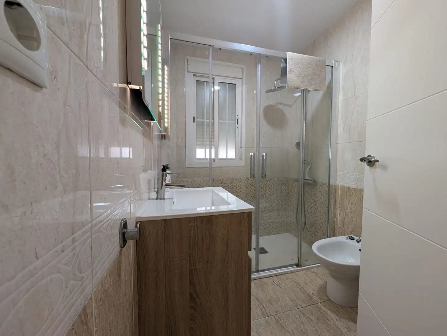 Baño de Piso de alquiler en Huelva con Aire acondicionado