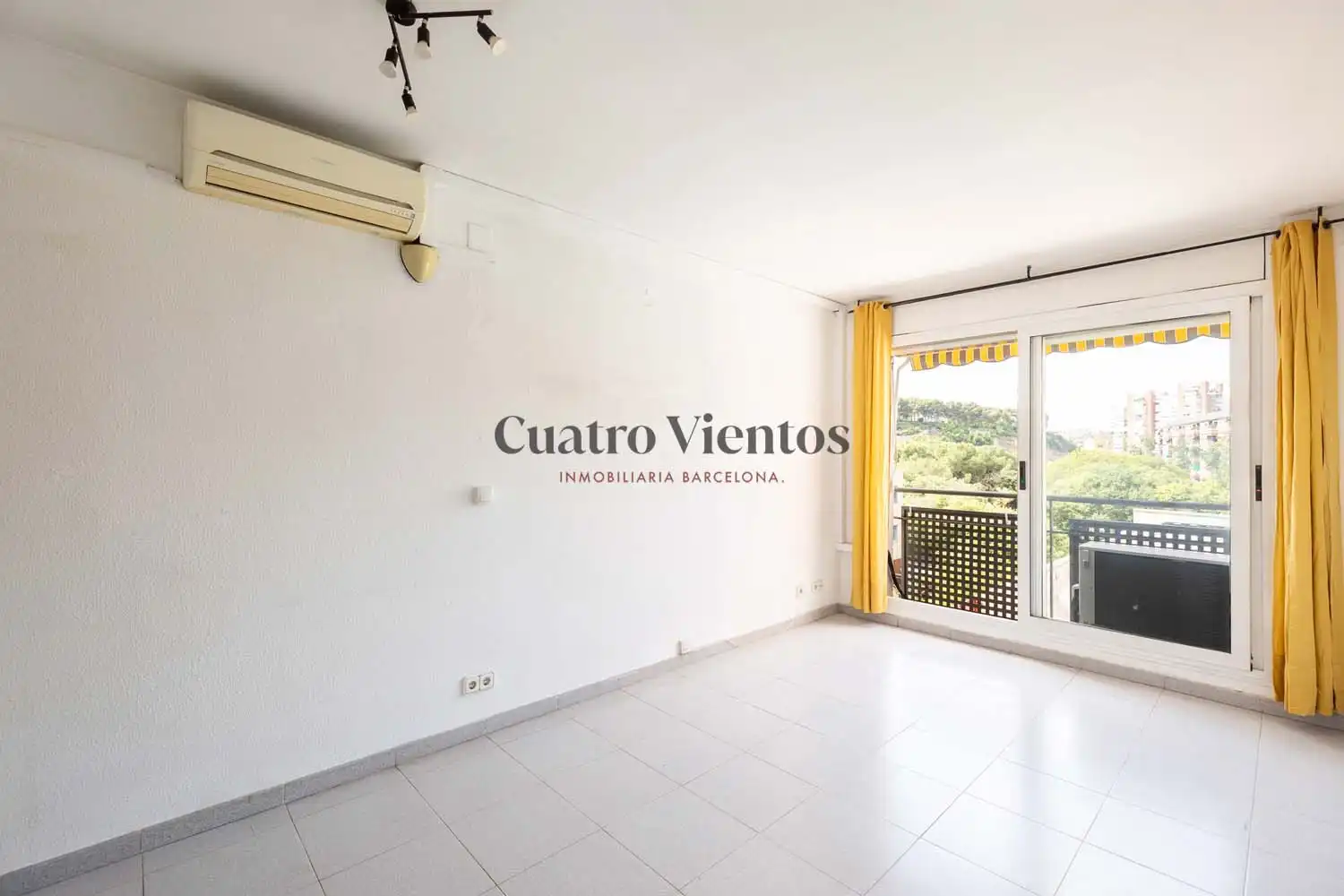 Living room of Flat for sale in Barcelona  with Air Conditioner, Heating and Oven