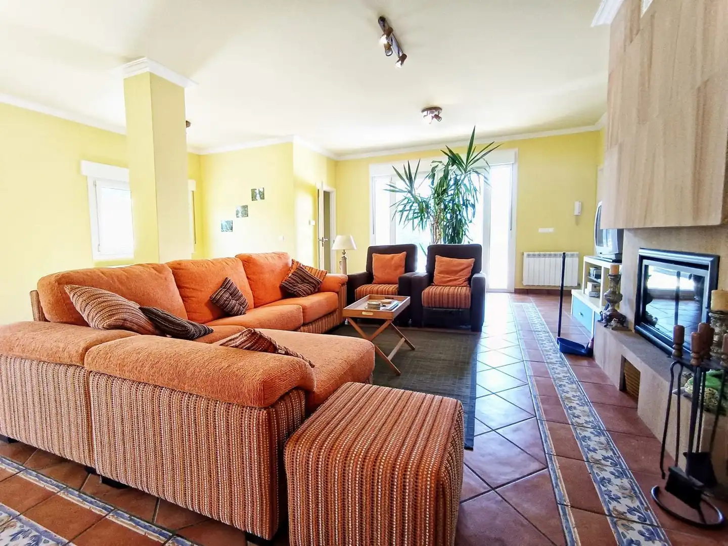Sala d'estar de Casa o xalet en venda en Pontevedra Capital  amb Jardí privat, Terrassa i Traster