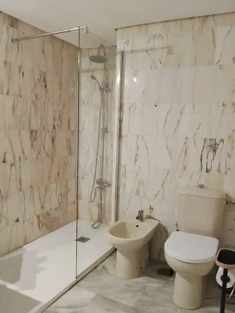 Badezimmer von Wohnungen zur Miete in Benalmádena mit Schwimmbad und Balkon