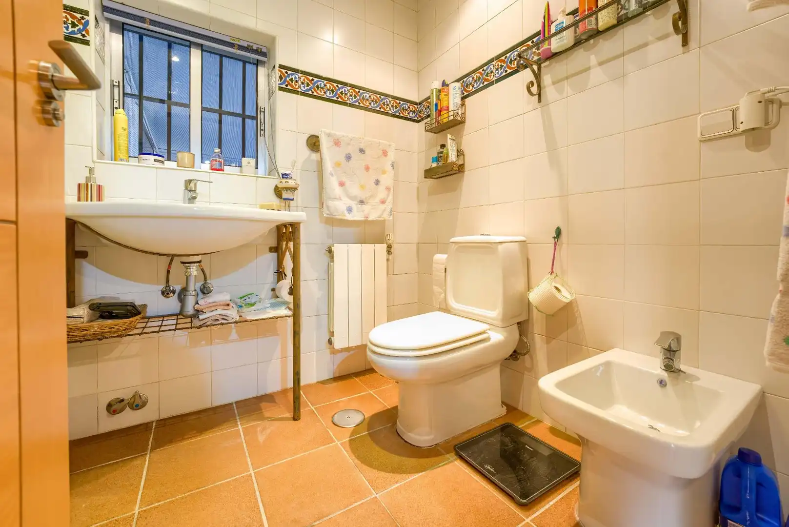Bathroom of Houses for sale in Palomares del Río  with Air Conditioner, Heating and Private garden