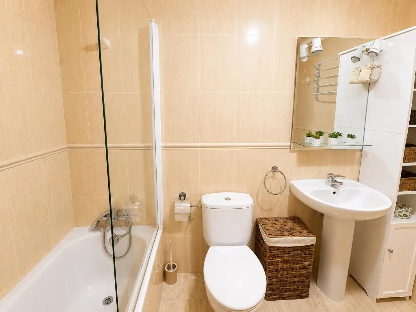 Badezimmer von Wohnungen zum Verkauf in Torrevieja mit Klimaanlage, Terrasse und Möbliert
