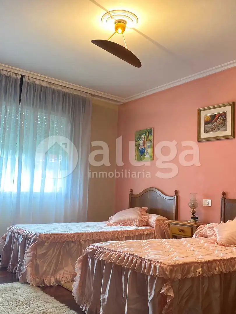 Dormitori de Casa o xalet en venda en Cangas  amb Calefacció, Jardí privat i Terrassa