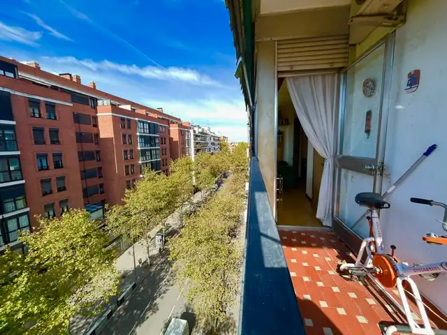 Vista exterior de Pis en venda en Madrid amb Calefacció, Terrassa i Moblat