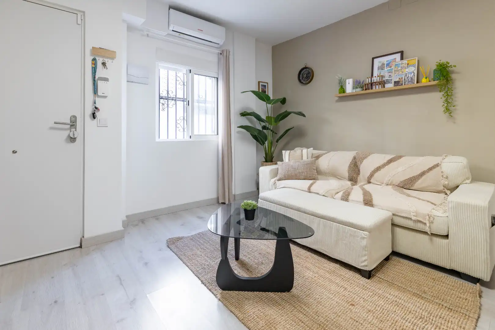 Sala d'estar de Planta baixa en venda en La Pobla de Vallbona amb Aire condicionat, Terrassa i Moblat