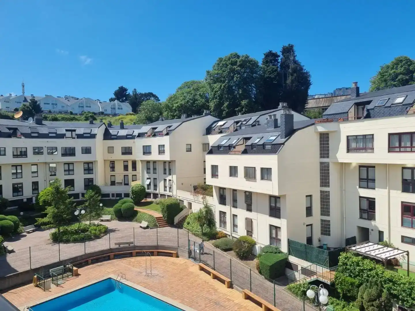 Vista exterior de Pis en venda en A Coruña Capital  amb Jardí privat, Parquet i Piscina