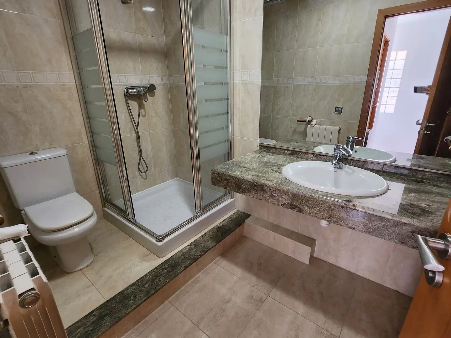 Baño de Casa adosada en venta en Roda de Berà con Aire acondicionado, Calefacción y Terraza