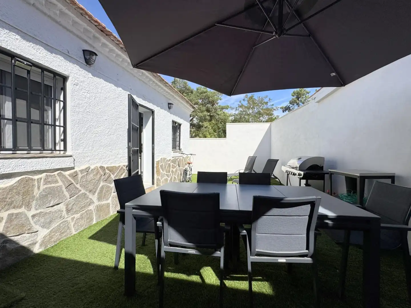 Terrassa de Casa adosada en venda en Sanchidrián amb Parquet, Moblat i Piscina comunitària