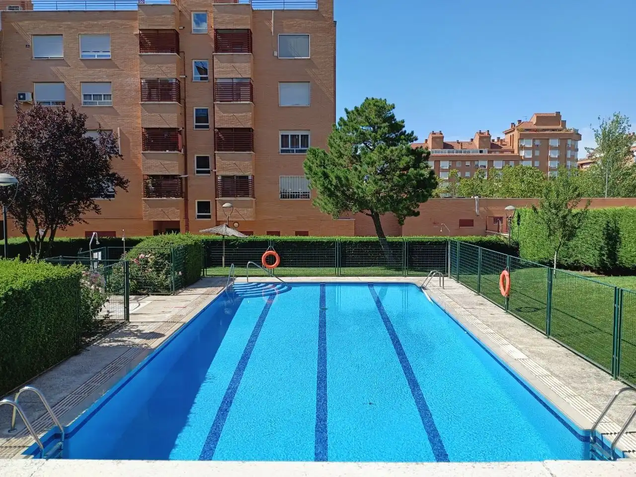Schwimmbecken von Dachboden zur Miete in Madrid mit Klimaanlage, Heizung und Parkett