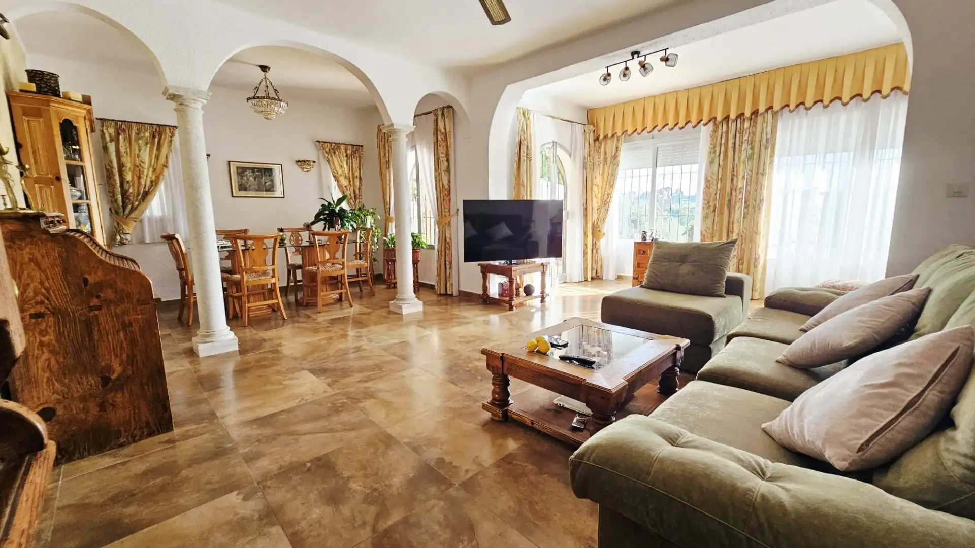 Sala de estar de Casa o chalet en venta en Marbella con Jardín privado, Terraza y Piscina comunitaria