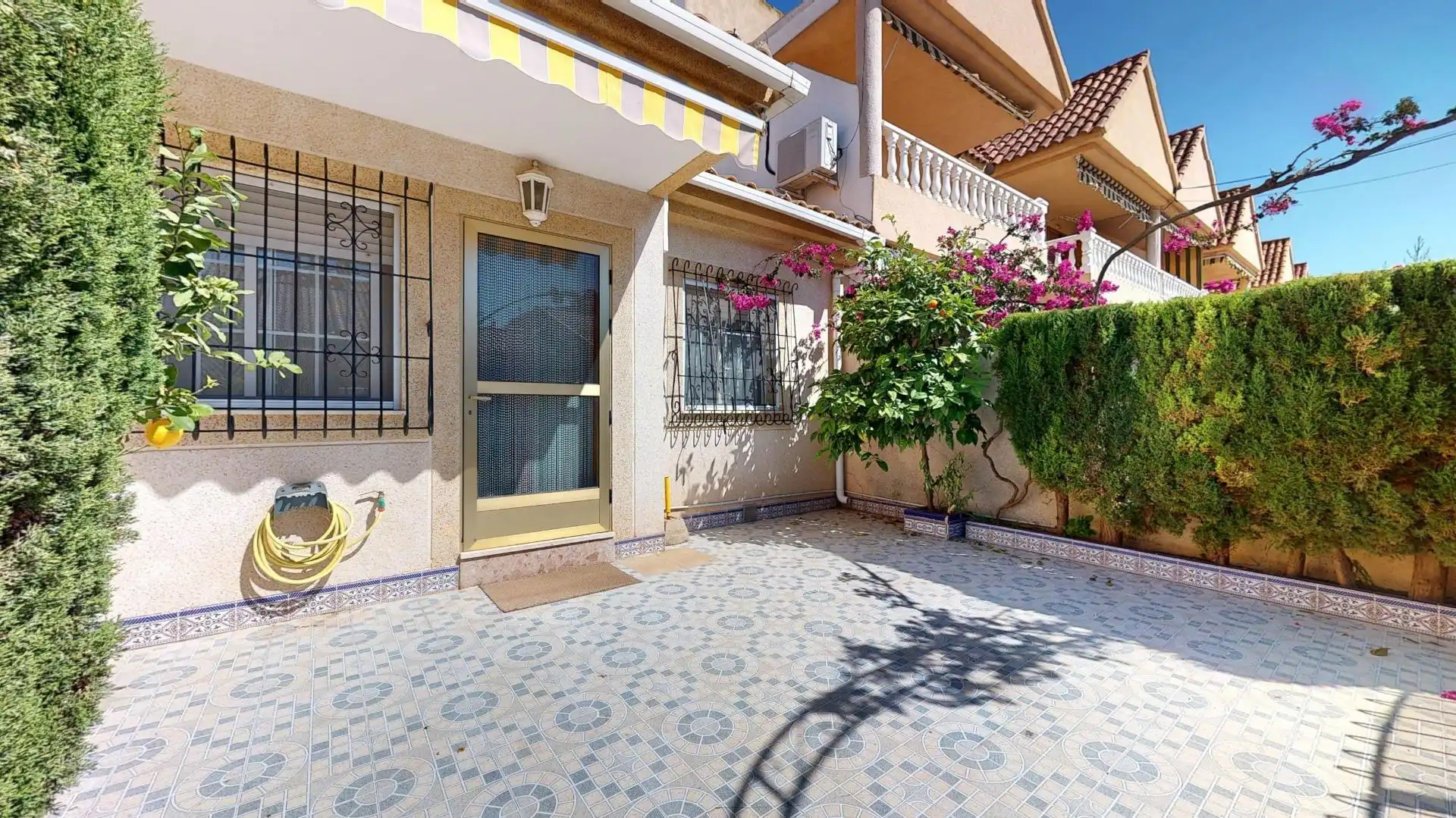 Vista exterior de Casa adosada en venda en San Pedro del Pinatar amb Aire condicionat, Terrassa i Traster
