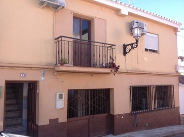 Casa con balcón en venta en Calle Olivares 13