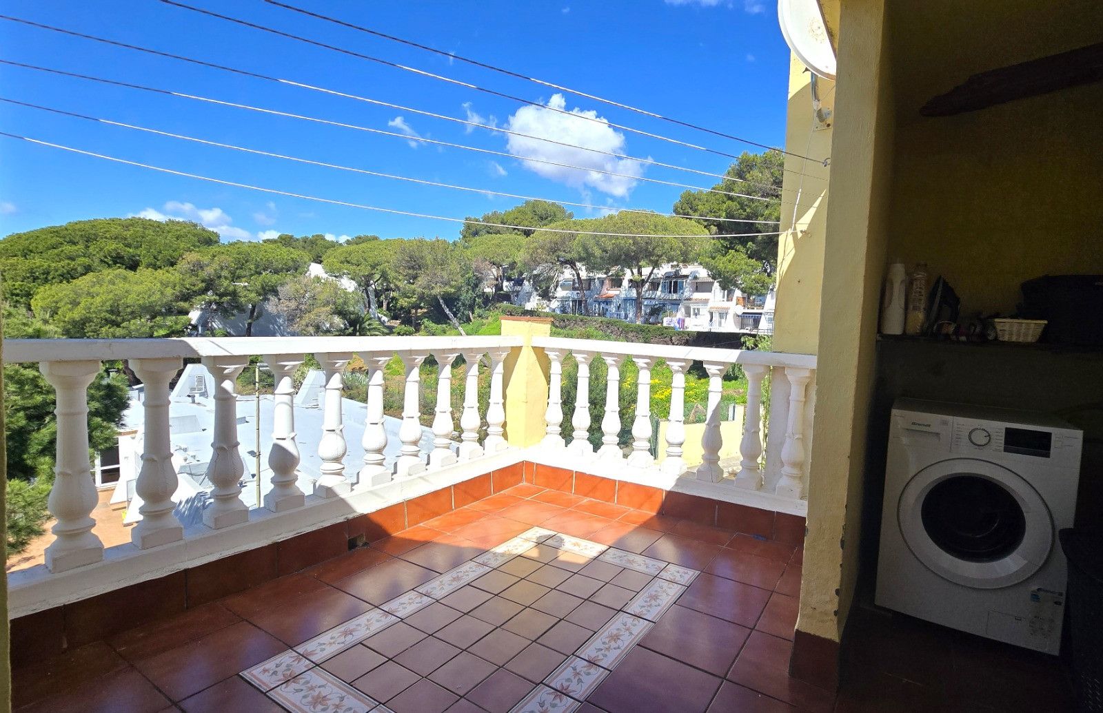 Vista exterior de Casa adosada en venda en Estepona amb Aire condicionat, Terrassa i Piscina