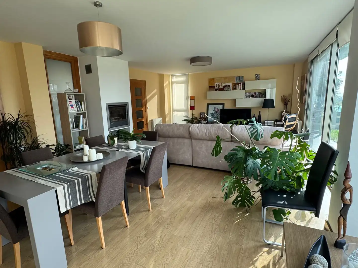 Sala d'estar de Casa o xalet en venda en Santa Cruz de Bezana amb Calefacció, Jardí privat i Terrassa