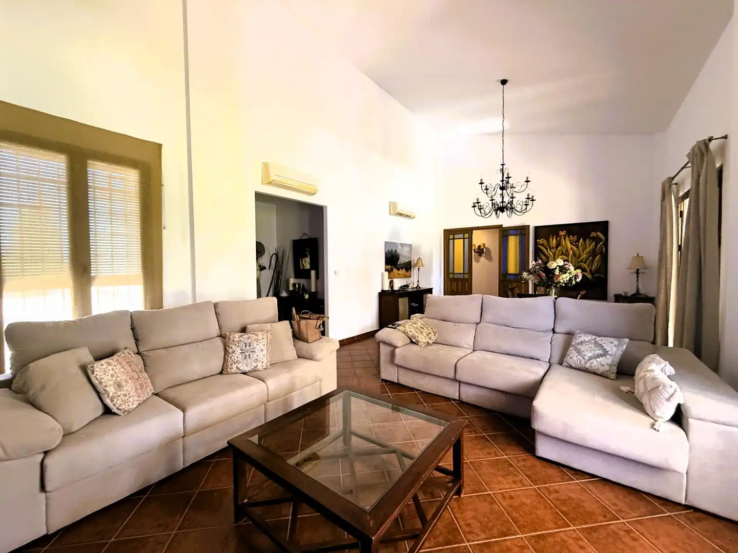 Sala d'estar de Casa o xalet en venda en La Rinconada amb Aire condicionat, Jardí privat i Piscina