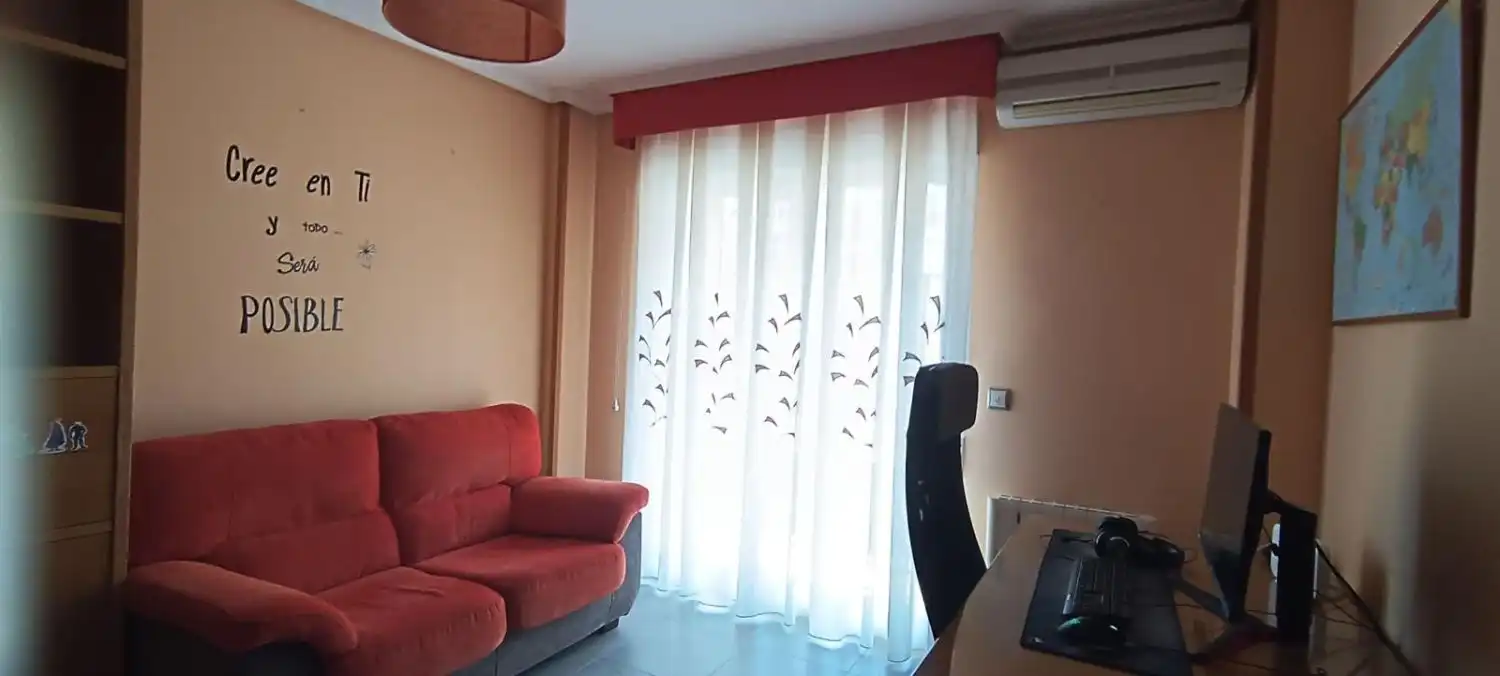 Sala d'estar de Pis de lloguer en Jaén amb Aire condicionat, Moblat i Balcó