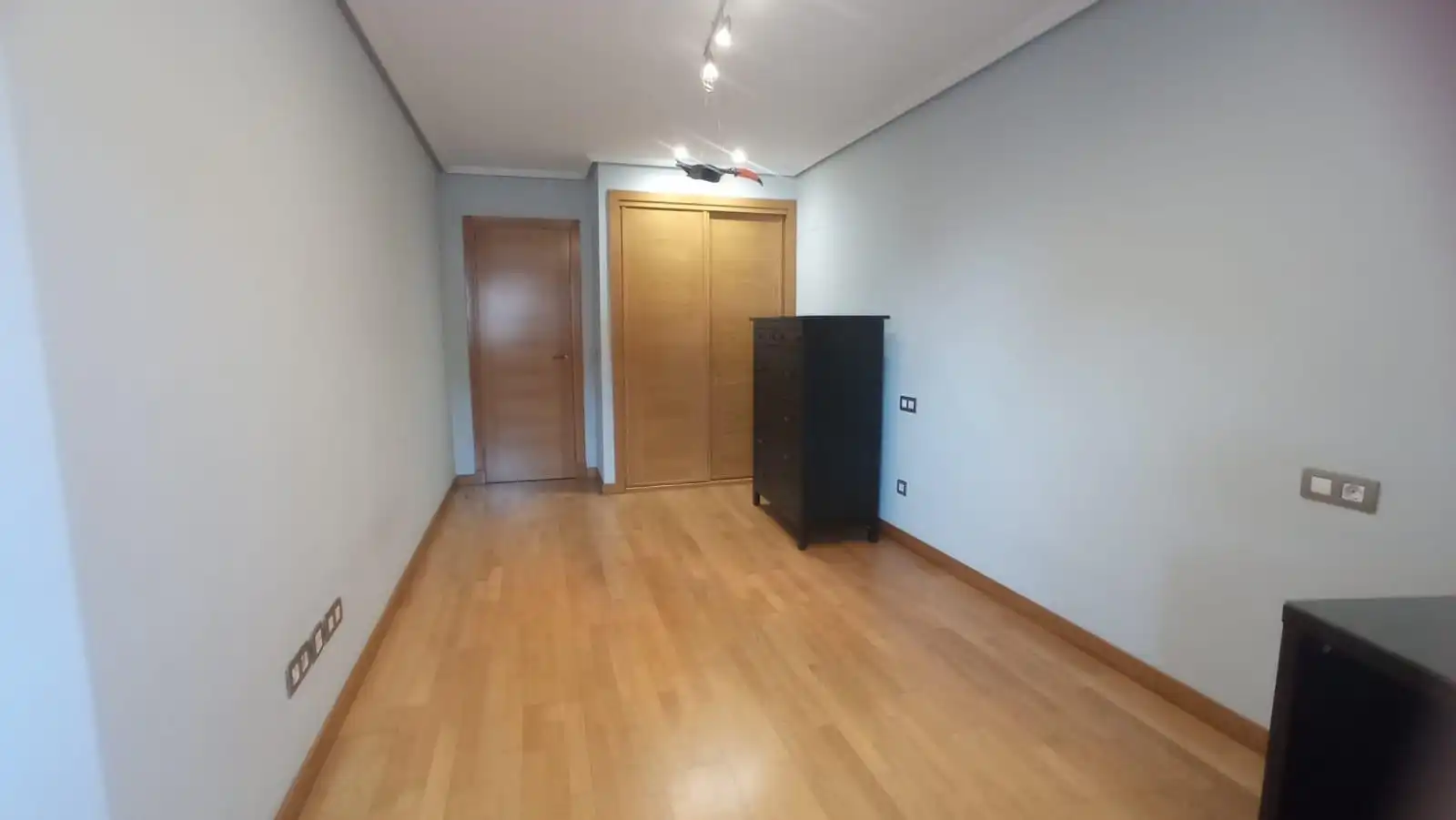 Ático de alquiler en Oviedo  con Calefacción, Terraza y Trastero