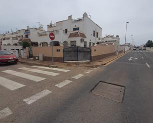 Vista exterior de Casa adosada en venda en Torrevieja amb Jardí privat i Terrassa